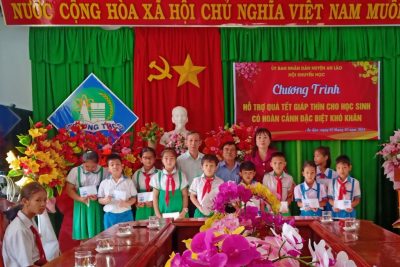 Hội khuyến học huyện An Lão trao quà Tết cho học sinh có hoàn cảnh khó khăn nhân dịp Tết Giáp Thìn
